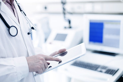 Doctor que usa la tableta digital